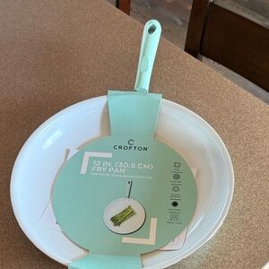 Crofton White Fry Pan with Mint Handle